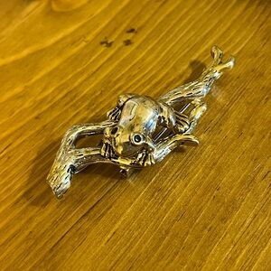 Frog on two branches brooch with fold under clasp in silver and gold tone